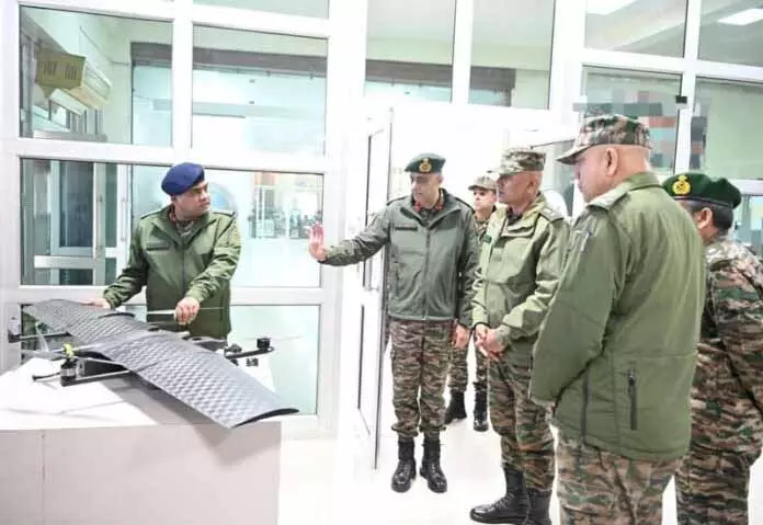 JAMMU: नॉर्दर्न आर्मी कमांडर ने ड्रोन टेक्नोलॉजी सेंटर का रिव्यू किया JAMMU: नॉर्दर्न आर्मी कमांडर ने ड्रोन टेक्नोलॉजी सेंटर का रिव्यू किया