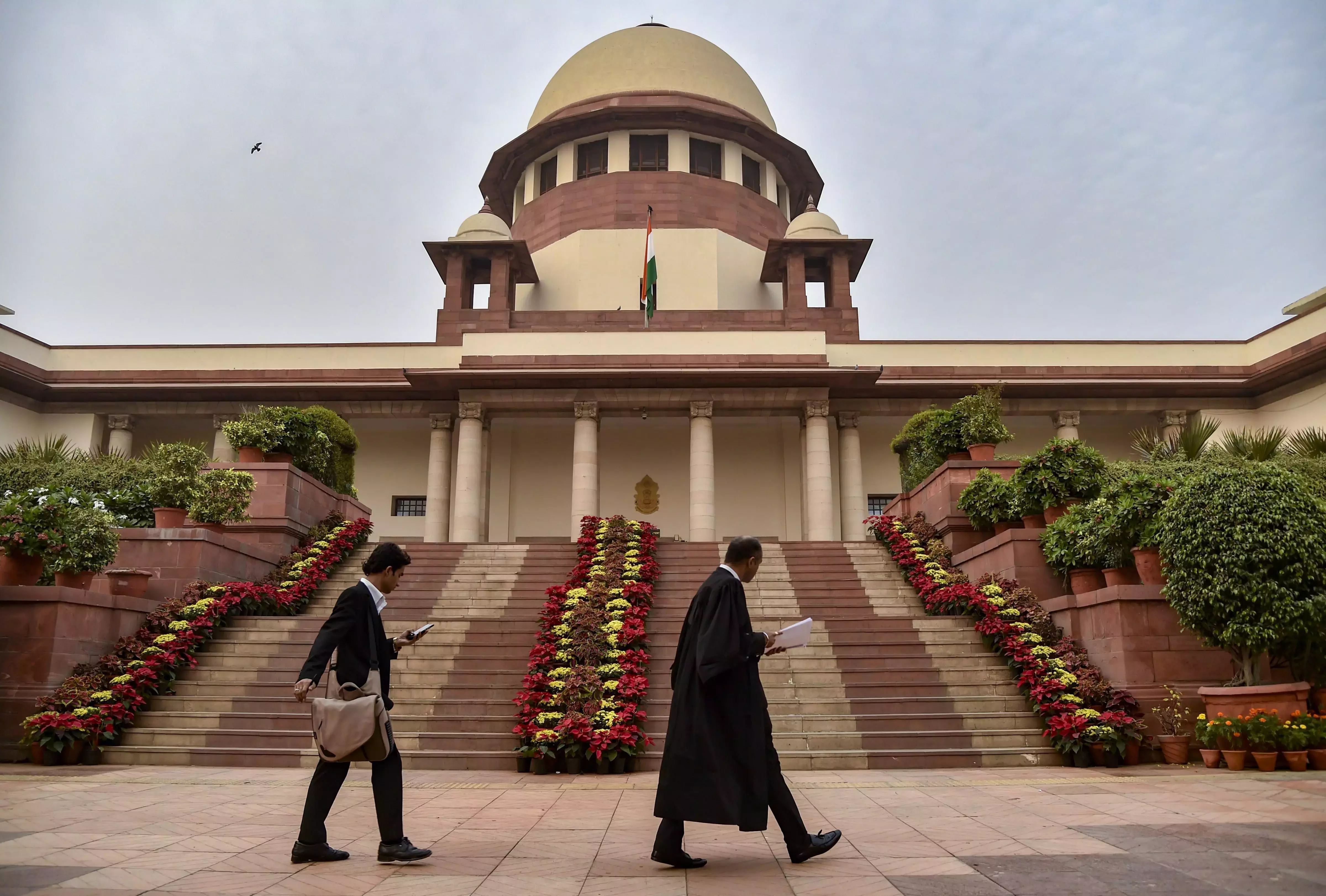 SC ने सावरकर की तस्वीरें हटाने की मांग वाली PIL खारिज की, जुर्माना लगाने की चेतावनी दी SC ने सावरकर की तस्वीरें हटाने की मांग वाली PIL खारिज की, जुर्माना लगाने की चेतावनी दी