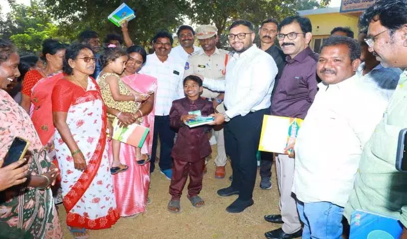 Suryapet Collector ने एग्रीकल्चरल यूनिवर्सिटी से प्रभावित किसानों को न्याय का भरोसा दिया Suryapet Collector ने एग्रीकल्चरल यूनिवर्सिटी से प्रभावित किसानों को न्याय का भरोसा दिया
