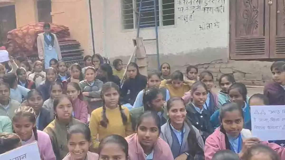 Bhilwara में शिक्षकों के ट्रांसफर के विरोध में छात्रों ने ठंड में रात बिताई Bhilwara में शिक्षकों के ट्रांसफर के विरोध में छात्रों ने ठंड में रात बिताई