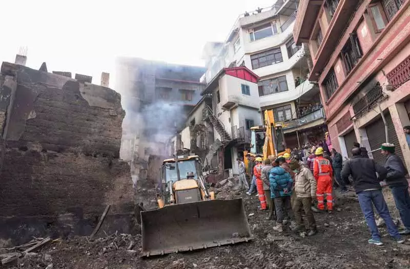 अतिक्रमण और LPG स्टोरेज की वजह से अर्की बाजार में आग लगने से बचाव कार्य में बाधा आ रही अतिक्रमण और LPG स्टोरेज की वजह से अर्की बाजार में आग लगने से बचाव कार्य में बाधा आ रही