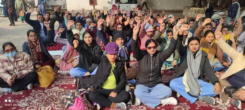 कम्युनिटी हेल्थ ऑफिसर्स ने विरोध प्रदर्शन किया, NHM के काम से दूर रहे कम्युनिटी हेल्थ ऑफिसर्स ने विरोध प्रदर्शन किया, NHM के काम से दूर रहे