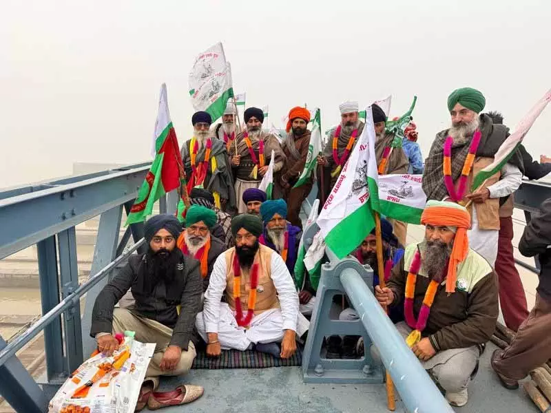 Amritsar: बाढ़ पीड़ितों ने हरिके हेडवर्क्स गेट पर प्रदर्शन कर राहत की मांग की Amritsar: बाढ़ पीड़ितों ने हरिके हेडवर्क्स गेट पर प्रदर्शन कर राहत की मांग की