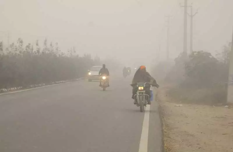 Amritsar में कड़ाके की ठंड और घने कोहरे ने लोगों की परेशानियां बढ़ाईं Amritsar में कड़ाके की ठंड और घने कोहरे ने लोगों की परेशानियां बढ़ाईं
