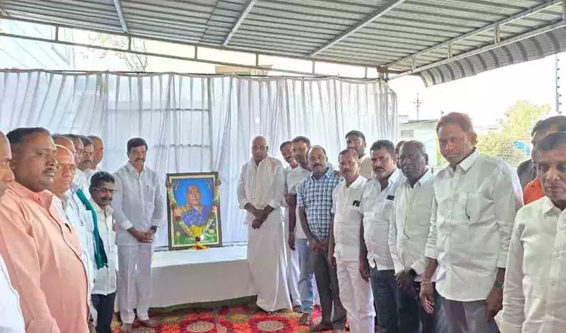 पूर्व मंत्री वेमुला प्रशांत रेड्डी ने Loka Bapureddy को सांत्वना दी पूर्व मंत्री वेमुला प्रशांत रेड्डी ने Loka Bapureddy को सांत्वना दी