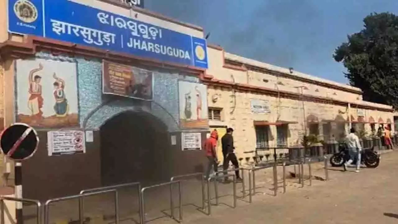 Jharsuguda रेलवे स्टेशन पर आग लगी, आग बुझाने की कोशिशें जारी Jharsuguda रेलवे स्टेशन पर आग लगी, आग बुझाने की कोशिशें जारी