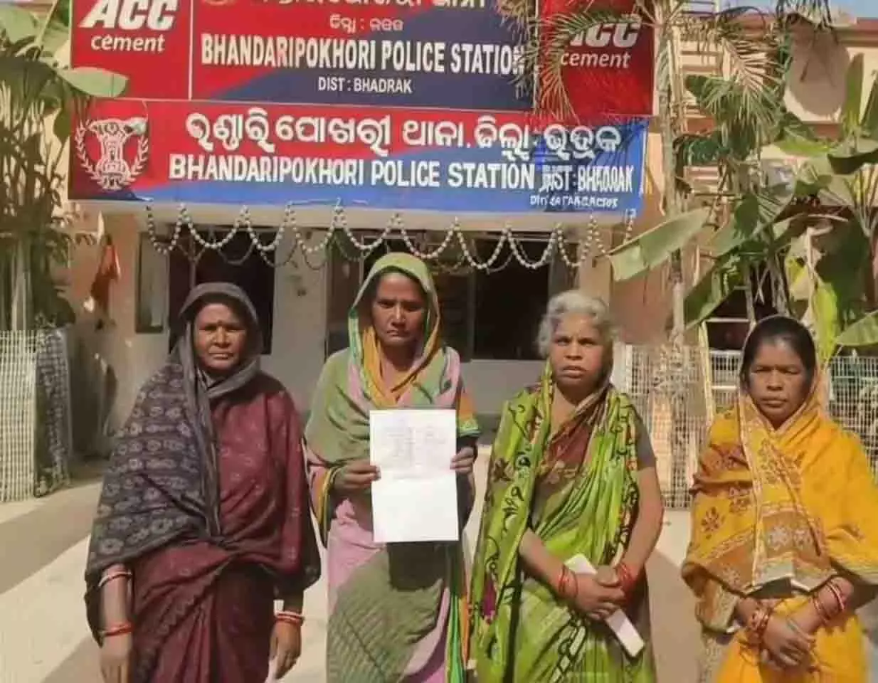 Odisha: बेटे और बहू ने नवजात बच्चे को 20 हज़ार में बेचा, जांच जारी Odisha: बेटे और बहू ने नवजात बच्चे को 20 हज़ार में बेचा, जांच जारी