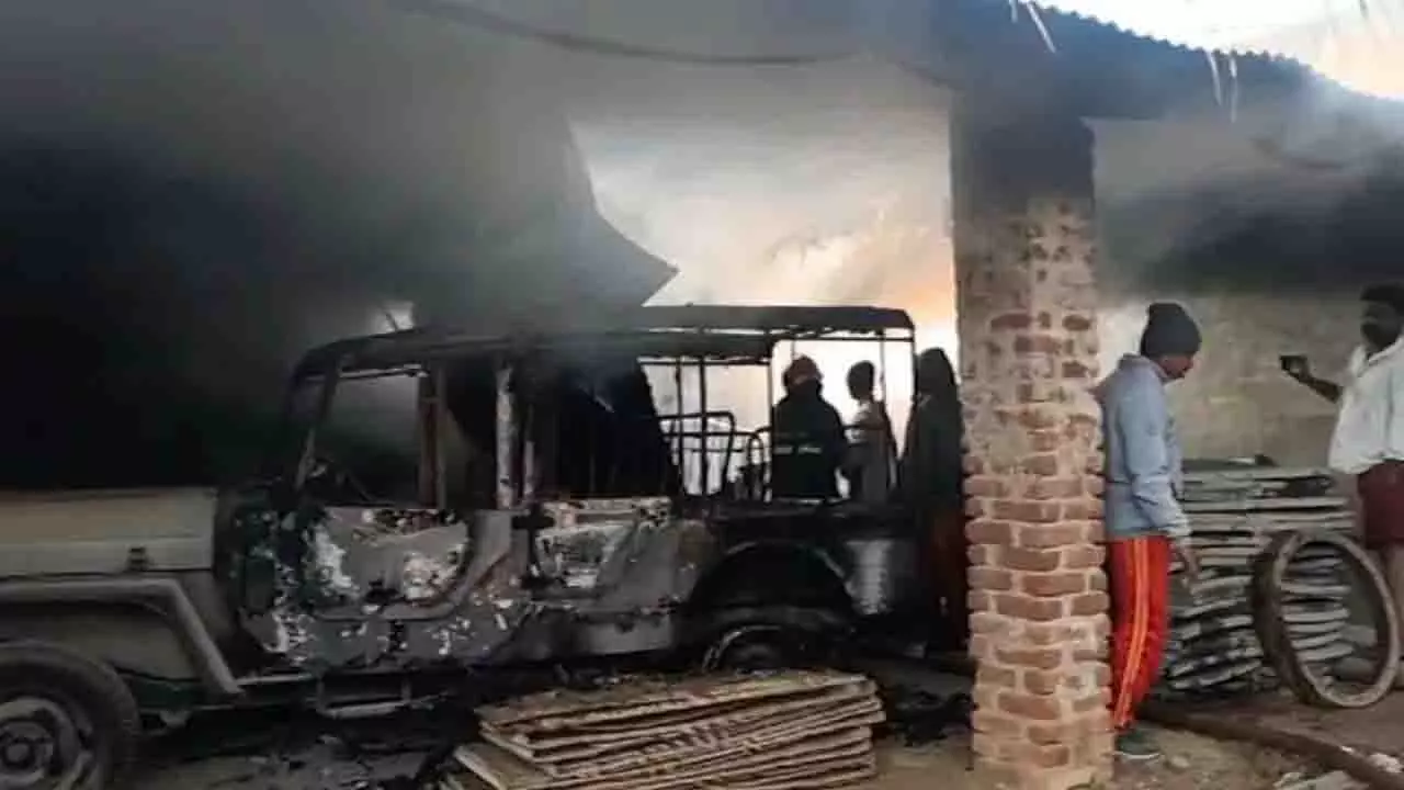 Kalahandi में ठेकेदार के गोदाम में आग लगाई गई, माओवादी एंगल से इनकार किया गया Kalahandi में ठेकेदार के गोदाम में आग लगाई गई, माओवादी एंगल से इनकार किया गया