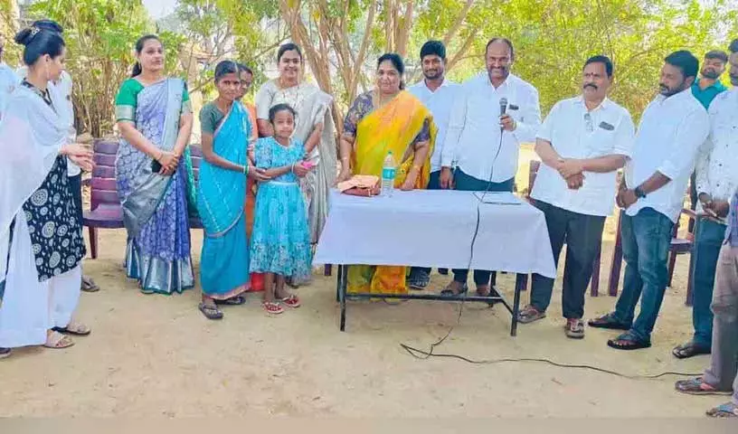 Sankranti Celebration: कोठापेट सरपंच ने विजेताओं को पुरस्कार दिए Sankranti Celebration: कोठापेट सरपंच ने विजेताओं को पुरस्कार दिए