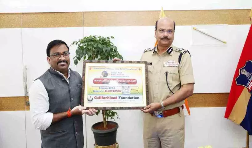 डीजीपी बी. शिवधर रेड्डी ने Call for Blood Foundation ऐप लॉन्च किया डीजीपी बी. शिवधर रेड्डी ने Call for Blood Foundation ऐप लॉन्च किया