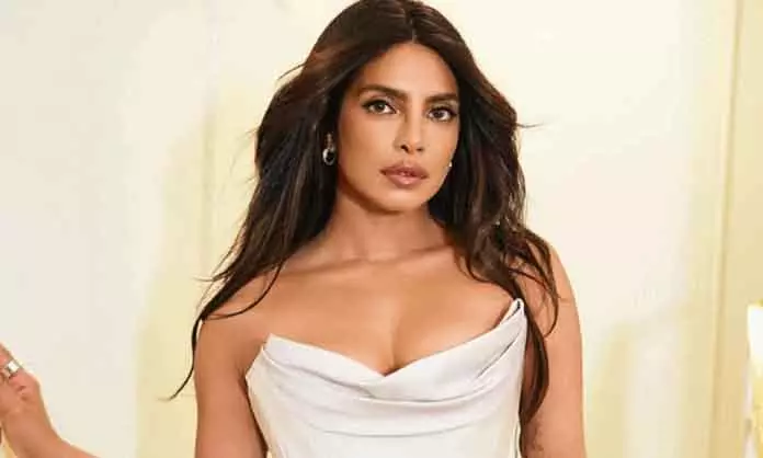 Priyanka Chopra का पिक्चर-परफेक्ट अंदाज: ऑफ-व्हाइट गाउन में ढाया कहर Priyanka Chopra का पिक्चर-परफेक्ट अंदाज: ऑफ-व्हाइट गाउन में ढाया कहर