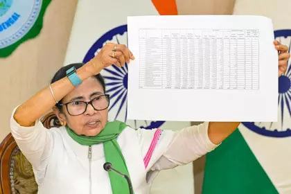 महिला वोटर्स को हटाने का आरोप, ममता बनर्जी ने ECI पर सवाल उठाया महिला वोटर्स को हटाने का आरोप, ममता बनर्जी ने ECI पर सवाल उठाया