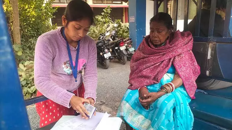 कमलाकानन टूटे पैर के साथ SIR की सुनवाई में शामिल हुए, ई-रिक्शा से काम किया कमलाकानन टूटे पैर के साथ SIR की सुनवाई में शामिल हुए, ई-रिक्शा से काम किया