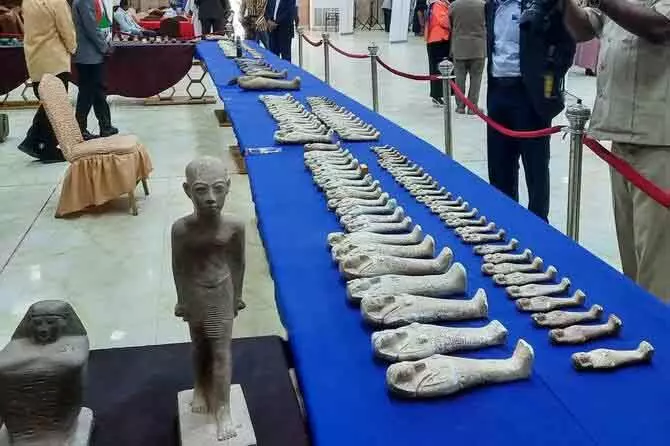 युद्ध के बीच Sudan का बड़ा ऑपरेशन: बरामद की गईं लूटी हुई प्राचीन मूर्तियाँ और ताबीज युद्ध के बीच Sudan का बड़ा ऑपरेशन: बरामद की गईं लूटी हुई प्राचीन मूर्तियाँ और ताबीज