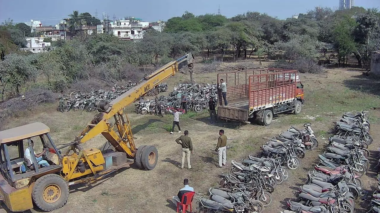 थानों में वर्षों से लावारिश पड़े 1820 वाहन नीलाम, 77 लाख रुपए शासकीय कोष में जमा थानों में वर्षों से लावारिश पड़े 1820 वाहन नीलाम, 77 लाख रुपए शासकीय कोष में जमा