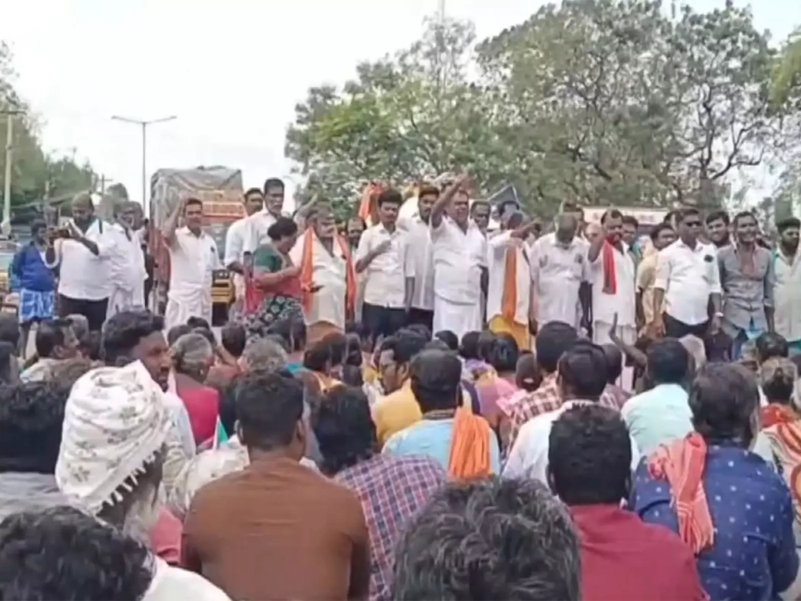 Rameswaram: पंबन मछुआरों ने राष्ट्रीय राजमार्ग जाम किया Rameswaram: पंबन मछुआरों ने राष्ट्रीय राजमार्ग जाम किया