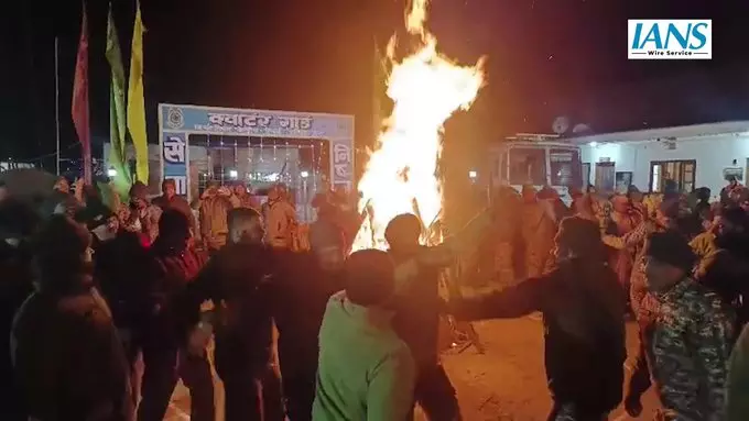कुलगाम में सीआरपीएफ जवानों ने उत्साहपूर्वक मनाई लोहड़ी कुलगाम में सीआरपीएफ जवानों ने उत्साहपूर्वक मनाई लोहड़ी