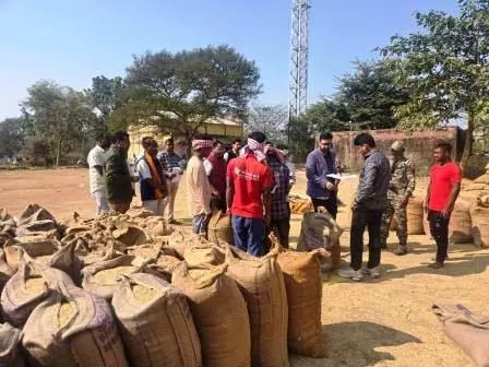 कलेक्टर लंगेह ने किया पाउँसरा और खरोरा उपार्जन केंद्र का आकस्मिक निरीक्षण कलेक्टर लंगेह ने किया पाउँसरा और खरोरा उपार्जन केंद्र का आकस्मिक निरीक्षण