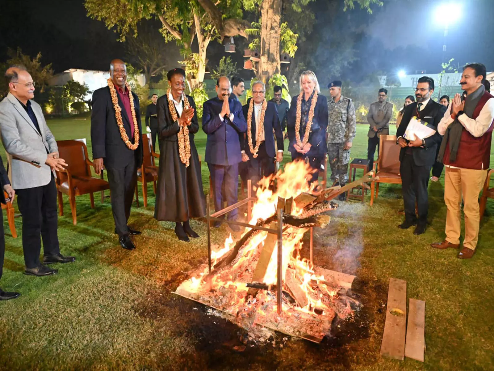 दक्षिण अफ्रीका और ग्रेनेडा के प्रतिनिधिमंडलों ने लोकसभा अध्यक्ष Om Birla के साथ लोहड़ी मनाई दक्षिण अफ्रीका और ग्रेनेडा के प्रतिनिधिमंडलों ने लोकसभा अध्यक्ष Om Birla के साथ लोहड़ी मनाई