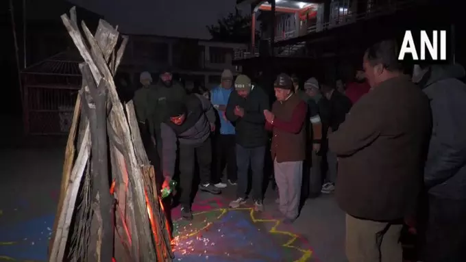 पुंछ में उल्लास और उत्साह के साथ मनाई गई लोहड़ी, लोग नाच-गाकर स्वागत कर रहे ठंड का पुंछ में उल्लास और उत्साह के साथ मनाई गई लोहड़ी, लोग नाच-गाकर स्वागत कर रहे ठंड का