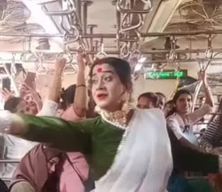 Mumbai की लोकल ट्रेन में क्लासिकल डांस, महिला लेडिस डिब्बे में, VIDEO वायरल Mumbai की लोकल ट्रेन में क्लासिकल डांस, महिला लेडिस डिब्बे में, VIDEO वायरल