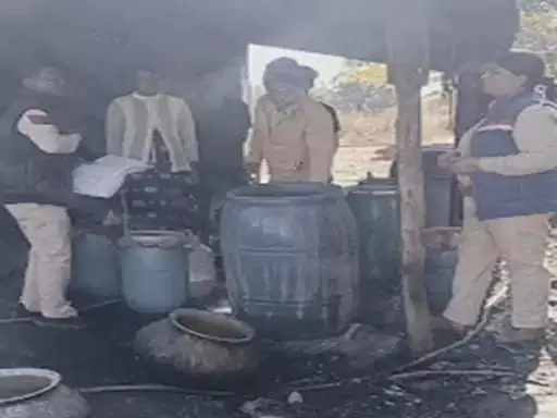 अवैध महुआ शराब फैक्ट्री का खुलासा, 150 लीटर शराब और बड़ी मात्रा में सामग्री जब्त अवैध महुआ शराब फैक्ट्री का खुलासा, 150 लीटर शराब और बड़ी मात्रा में सामग्री जब्त