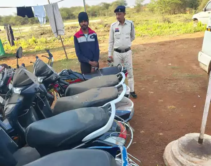 दोपहिया वाहन चोरी का खुलासा, शातिर चोर गिरफ्तार, 5 वाहन बरामद दोपहिया वाहन चोरी का खुलासा, शातिर चोर गिरफ्तार, 5 वाहन बरामद