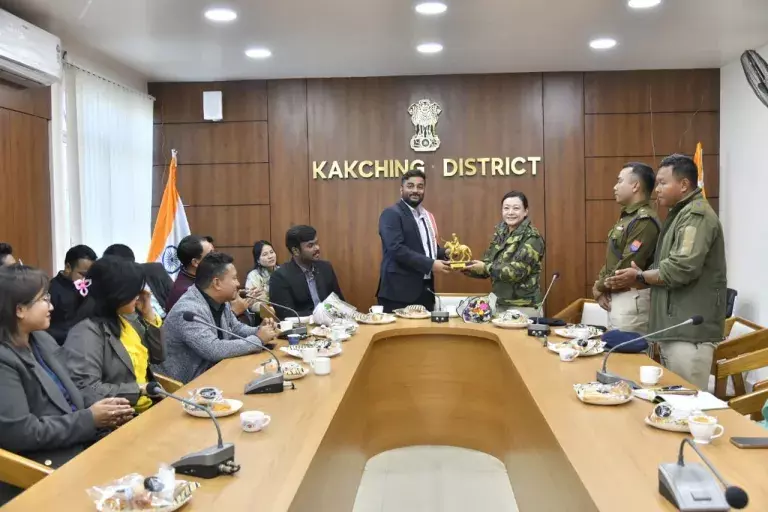Manipur: यू चैतन्य ने काकचिंग के डिप्टी कमिश्नर का पदभार संभाला Manipur: यू चैतन्य ने काकचिंग के डिप्टी कमिश्नर का पदभार संभाला