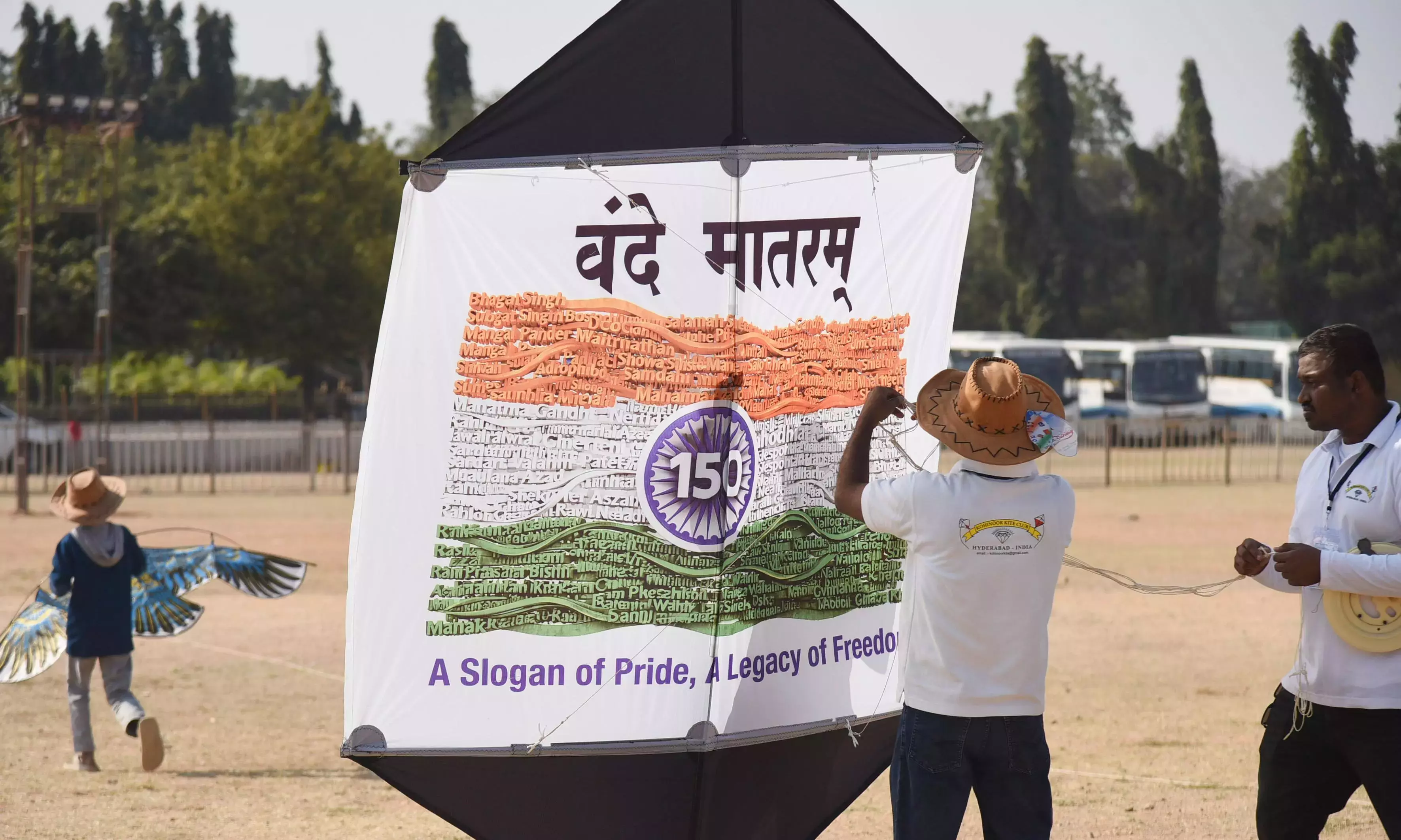 अनोखी पतंगों ने Hyderabad के आसमान को रंगीन बना दिया अनोखी पतंगों ने Hyderabad के आसमान को रंगीन बना दिया