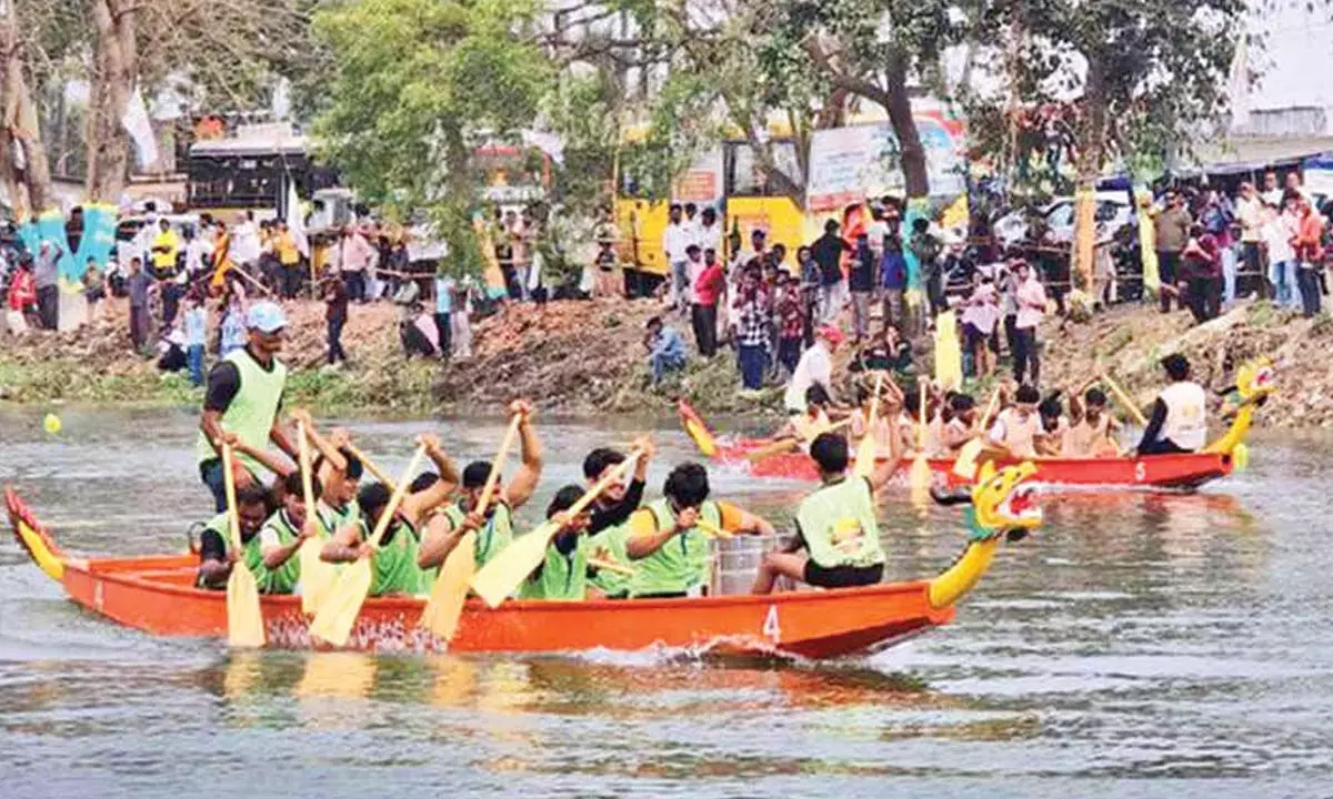 Andhra: संक्रांति शुरू होने पर गोदावरी जिलों में उत्सव का माहौल Andhra: संक्रांति शुरू होने पर गोदावरी जिलों में उत्सव का माहौल