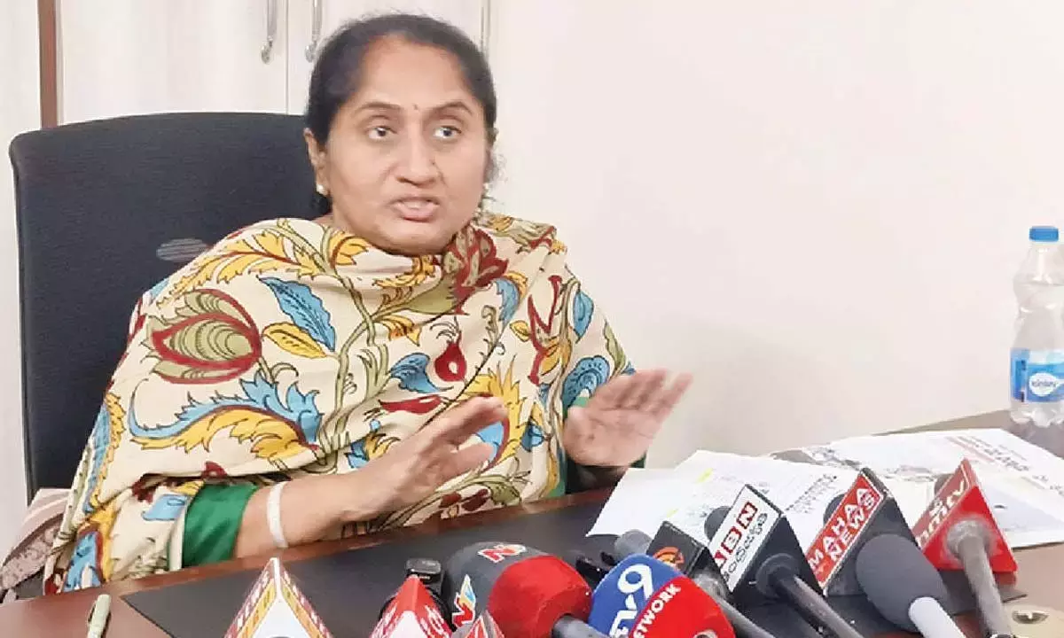 Savita ने जगन को छोटी राजनीति के खिलाफ चेतावनी दी Savita ने जगन को छोटी राजनीति के खिलाफ चेतावनी दी