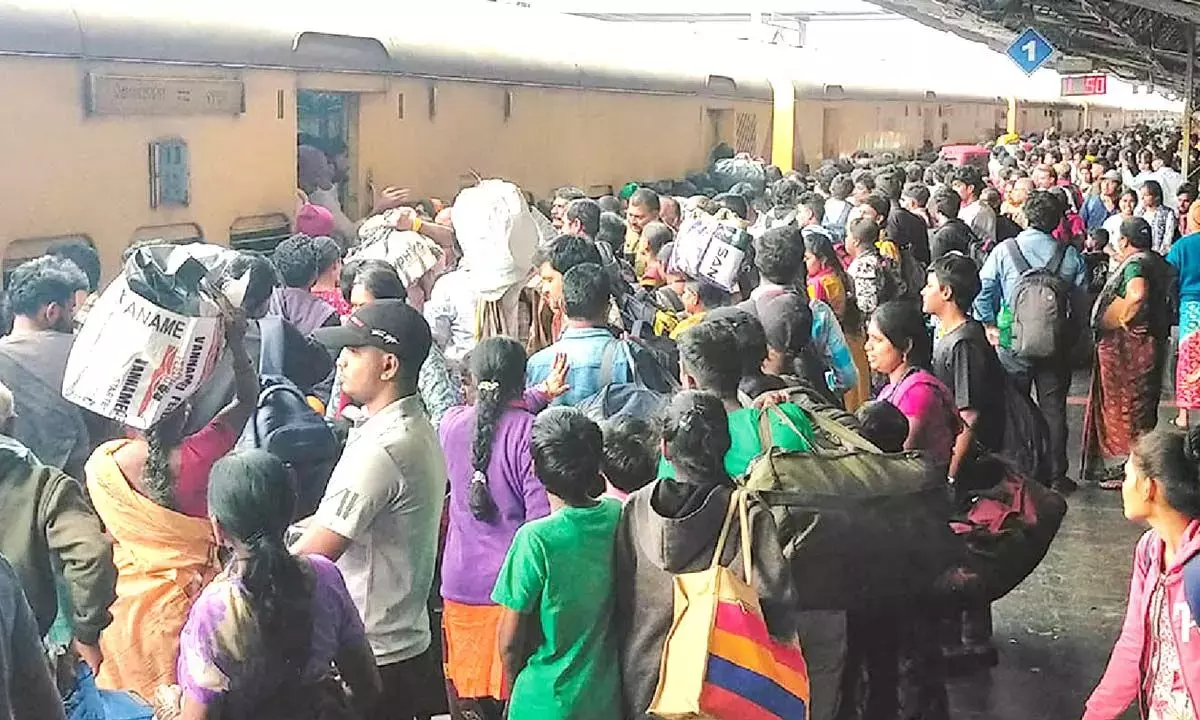 Andhra: संक्रांति से पहले द्वारका बस कॉम्प्लेक्स, रेलवे स्टेशन पर भीड़भाड़