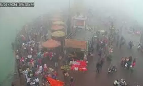 Makar Sankranti: कड़ाके की ठंड, गंगा में श्रद्धालुओं ने लगाई आस्था की डुबकी Makar Sankranti: कड़ाके की ठंड, गंगा में श्रद्धालुओं ने लगाई आस्था की डुबकी