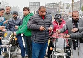 Ludhiana: प्लास्टिक की डोरी के खतरे से बचने के लिए बाइक पर लोहे की तार की शील्ड लगाई गई