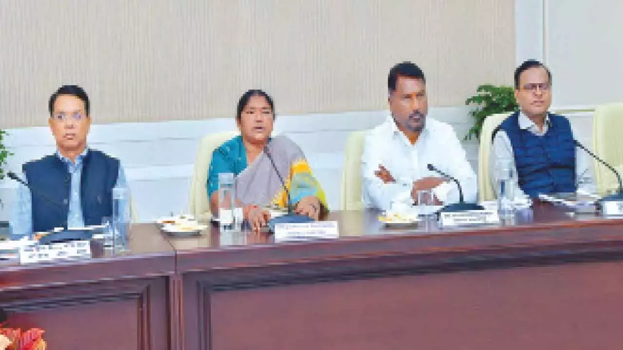 Medaram जतरा को कुंभ मेले से भी बेहतर बनाना होगा: मंत्री Medaram जतरा को कुंभ मेले से भी बेहतर बनाना होगा: मंत्री