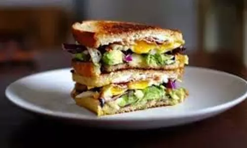 Cheese Egg Sandwich Recipe: फटाफट बना लें प्रोटीन से भरपूर चीज एग सैंडविच Cheese Egg Sandwich Recipe: फटाफट बना लें प्रोटीन से भरपूर चीज एग सैंडविच