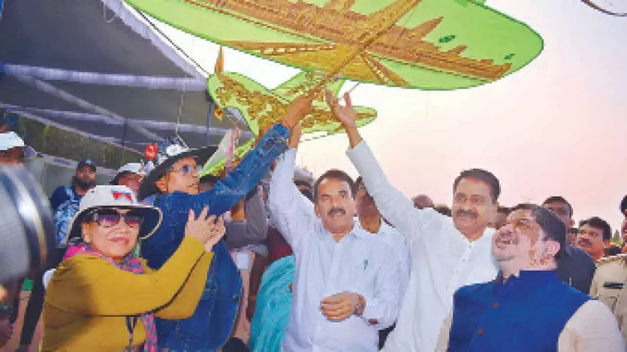 Telangana: तीन दिवसीय पतंग और मिठाई महोत्सव धूमधाम से शुरू हुआ Telangana: तीन दिवसीय पतंग और मिठाई महोत्सव धूमधाम से शुरू हुआ