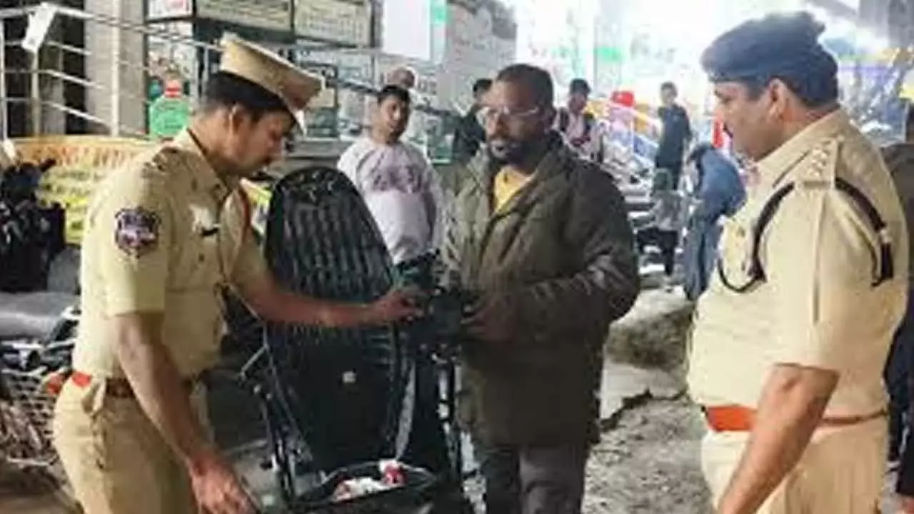 पुराने शहर में Police ने ऑपरेशन कवच चलाया