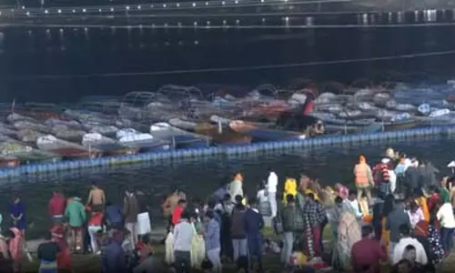 मकर संक्रांति पर अयोध्या और हरिद्वार समेत कई धार्मिक स्थानों पर श्रद्धालुओं ने किया नदियों में पवित्र स्नान