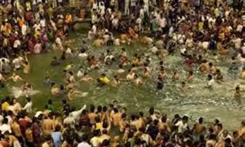 Ujjain:मकर संक्रांति पर शिप्रा स्नान के बाद दान पुण्य कर रहे श्रद्धालु