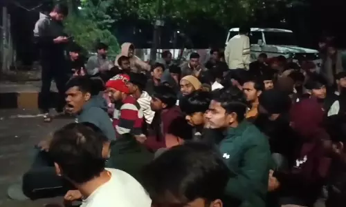 हॉस्टल मेस में खराब खाना बांटे जाने पर GGU स्टूडेंट्स ने जताया आक्रोश, कुलपति निवास  घेरा