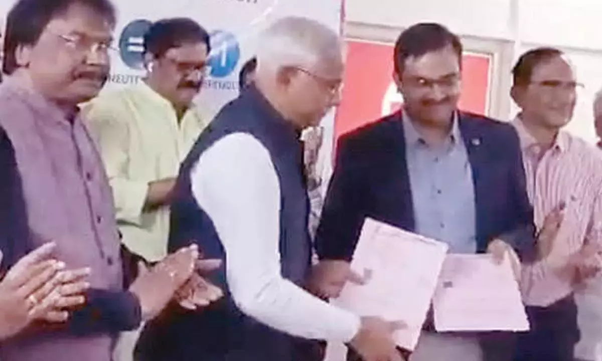 Andhra: रेड क्रॉस ने संकल्प इंडिया फाउंडेशन के साथ समझौता ज्ञापन पर हस्ताक्षर किए Andhra: रेड क्रॉस ने संकल्प इंडिया फाउंडेशन के साथ समझौता ज्ञापन पर हस्ताक्षर किए