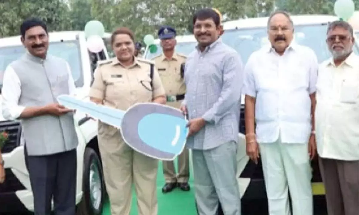 Andhra: सांसद मस्थान राव ने पुलिस को 5 गाड़ियां दान कीं