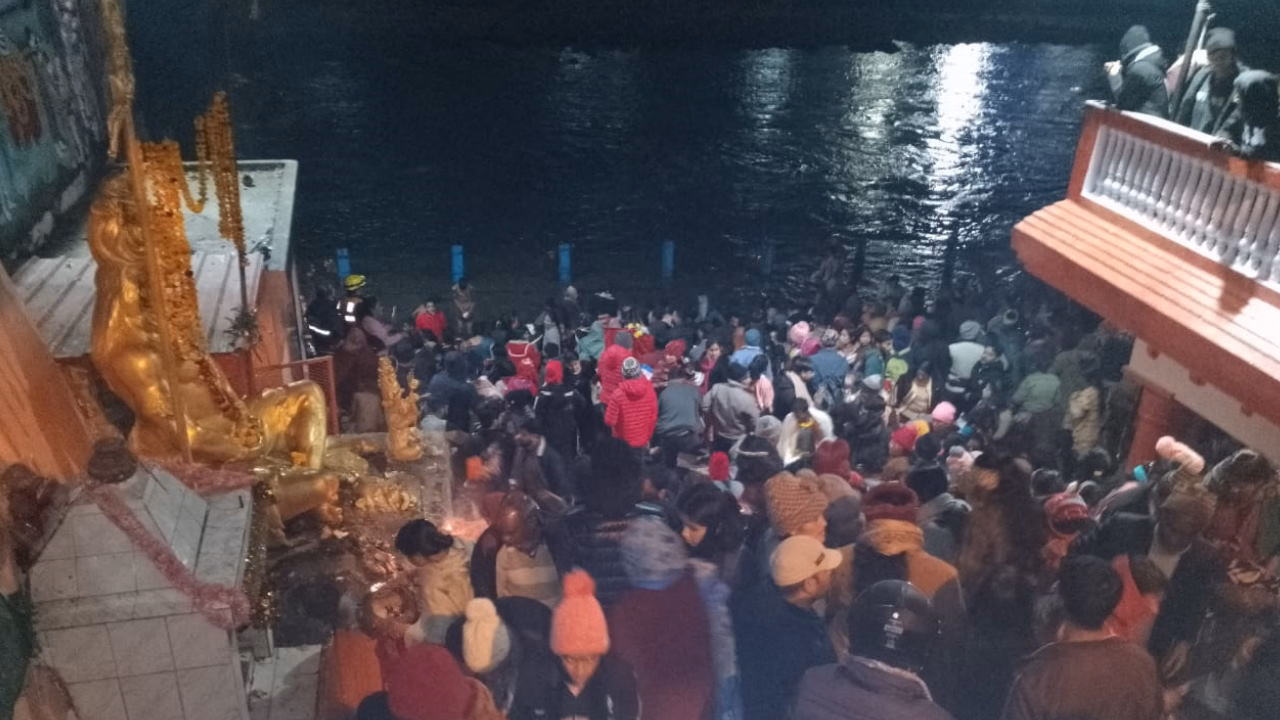 Uttarkashi: देव डोलियों के संग गंगा स्नान ने भरा उत्सव का रंग Uttarkashi: देव डोलियों के संग गंगा स्नान ने भरा उत्सव का रंग