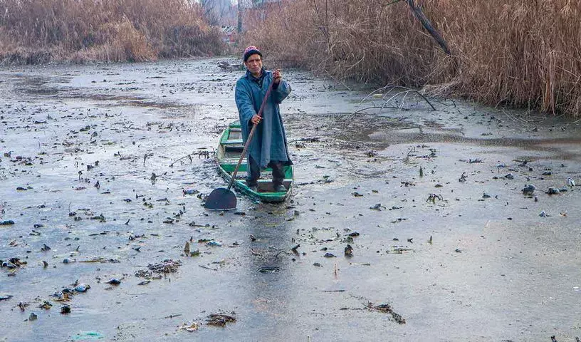 Srinagar: कश्मीर में कड़ाके की ठंड, डल झील के कुछ हिस्से जम गए