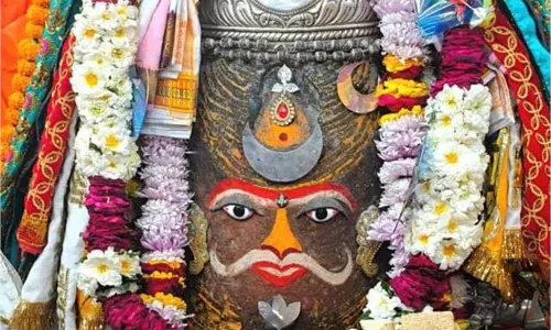 Ujjain: मकर संक्रांति पर हजारों श्रद्धालुओं ने मां शिप्रा में लगाई आस्था की डुबकी Ujjain: मकर संक्रांति पर हजारों श्रद्धालुओं ने मां शिप्रा में लगाई आस्था की डुबकी