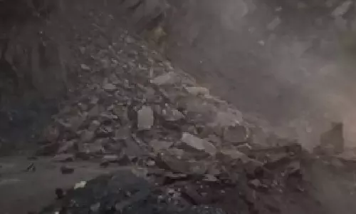 Bengal के आसनसोल में कोयला चोरी के दौरान खदान ढहने से तीन लोगों की मौत Bengal के आसनसोल में कोयला चोरी के दौरान खदान ढहने से तीन लोगों की मौत