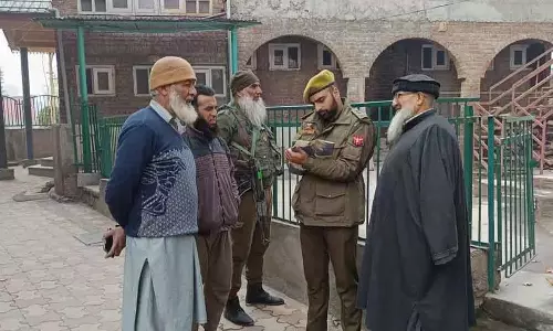 Kashmir में अधिकारी मस्जिदों, मदरसों की प्रोफाइलिंग कर रहे