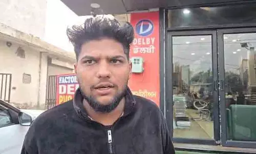 Jalandhar: कार सवार हमलावरों ने दिनदहाड़े युवक पर गोली चलाई Jalandhar: कार सवार हमलावरों ने दिनदहाड़े युवक पर गोली चलाई