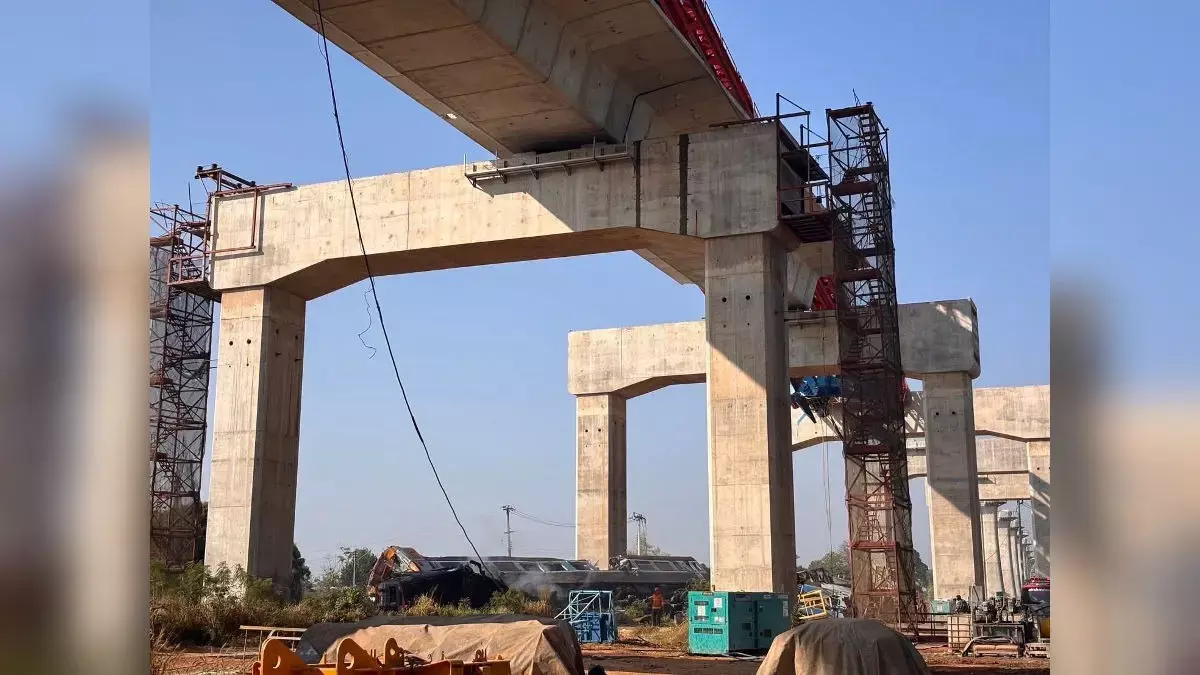 नॉर्थ-ईस्ट थाईलैंड में कंस्ट्रक्शन क्रेन चलती ट्रेन पर गिरी, 22 लोगों की मौत